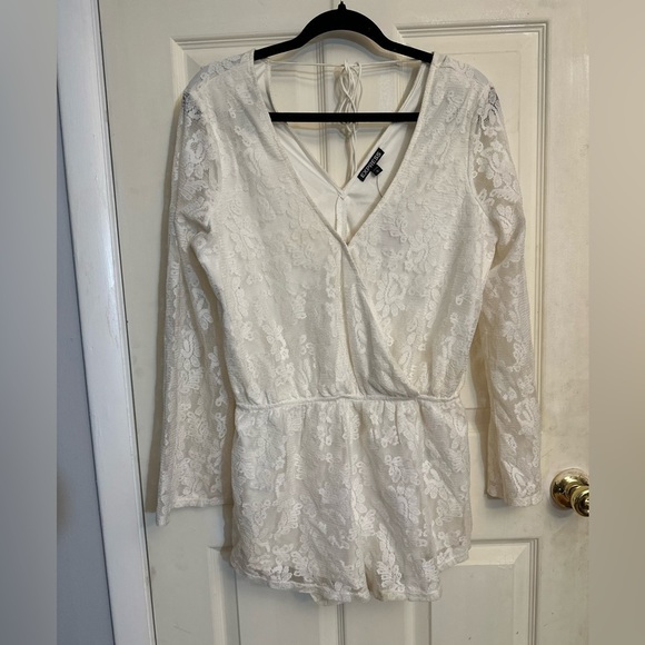 NWT Women’s Express Romper lace long sleeve white size medium - Picture 2 of 7